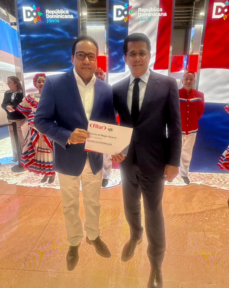 NoticiaEnEPatio's tweet photo. @SalvadorHolguin DICE:

Agradezco al ministro de @TurismoRD , @DavidColladoM , por la distinción que ha tenido para con mi persona al permitirme acompañarle en el recibimiento del certificado: "Premio al Mejor Stand" 🏆 otorgado a la República Dominicana 🇩🇴 en la FITUR 2025. https://t.co/IWyHNmaM8a