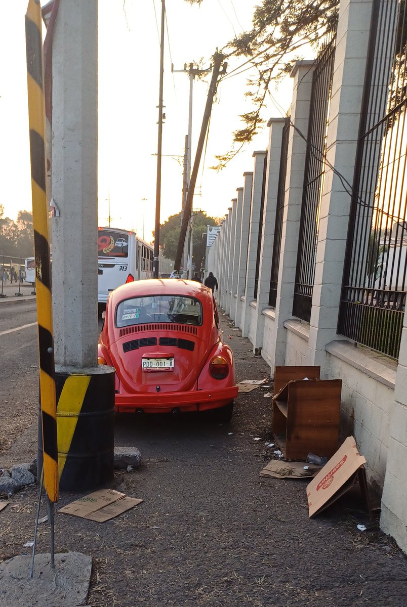 IsraGamaya's tweet photo. #TránsitoCDMX @SSC_CDMX @OVIALCDMX @TuAlcaldiaGAM Por favor podrían mandar una patrulla a la esquina de Norte 35 y a poniente 152, donde todos los días se estaciona un vehículo sobre la banqueta obstruyendo el camino de las personas @889Noticias @telediario @VILLALVAZO13 https://t.co/A0LTr127mC
