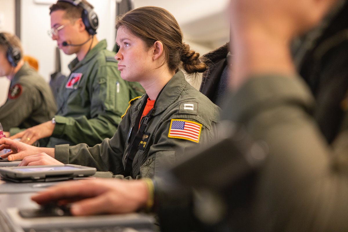 RAFLossiemouth's tweet photo. Maritime aircrew from the USA, Canada, Germany, and Norway have been visiting #TeamLossie this week as part of the J.E.D.I conference. 🇬🇧🇺🇸🇨🇦🇩🇪🇳🇴

Sharing skills and ideas to take to the skies to protect our seas 🌊 https://t.co/iYhjxdcLx9
