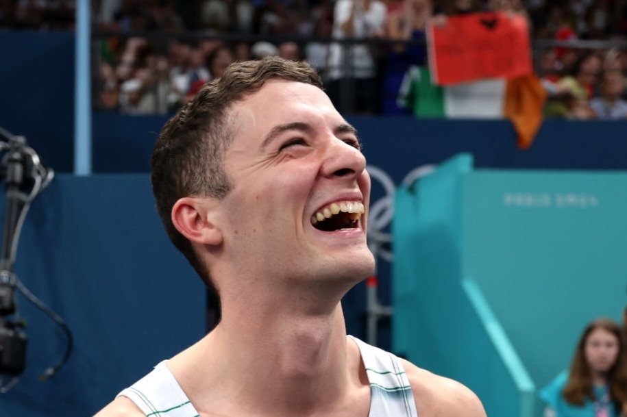 mushiba18's tweet photo. 【イケメン外国人の歯】
リース・マクレナハン(Rhys McClenaghan)選手(25歳(1999年生)、🇮🇪、体操)

左上6　アマルガム
右上6　アマルガム
他不明

#虫歯 #銀歯 #体操 #アイルランド https://t.co/Qq2l1DiGbg