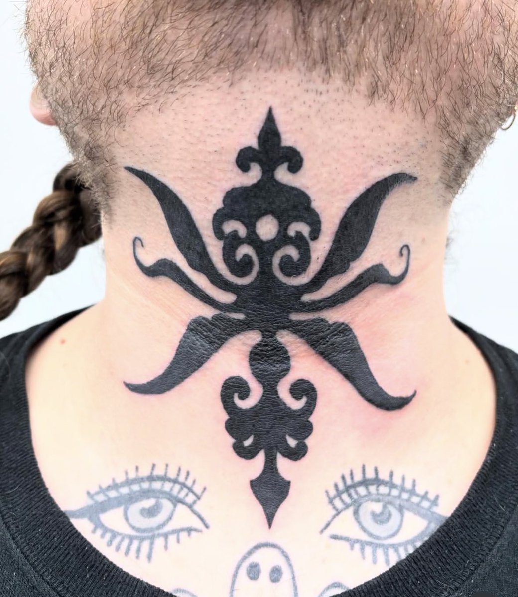 if someone asks me what this means i’m going to say it was amy winehouse’s tramp stamp