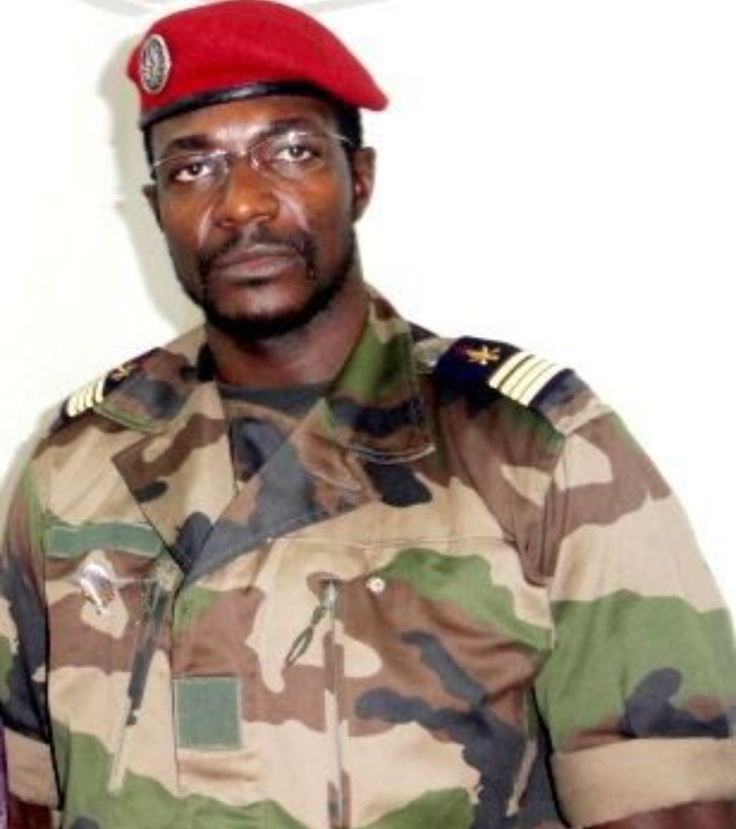 🇨🇫🇨🇲🇫🇷 🚨| Affaire Sayo : #Bienvenu_Zokwe renvoyé dans les cordes par le 🇨🇲. Le zélé dg des OPJ de #Bangui venu veiller à l'extradition du détenu 🇫🇷🇨🇫 a été sommé par les ayatollah du droit pénal international 🇨🇲 de réviser ses leçons en la matière. <a href="/SylvieBAIPO_RCA/">Sylvie Baïpo Temon</a> <a href="/FA_Touadera/">Faustin-Archange Touadéra</a>