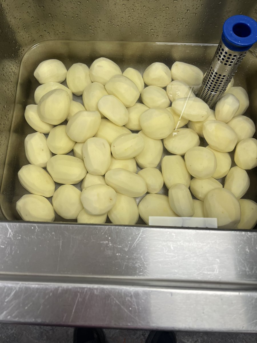 LindoresSpirit's tweet photo. Whilst we are closed for the safety of our staff and visitors we aren’t being idle, the neeps and tattie’s for tomorrow’s Burns supper won’t peel themselves! #StormÉowyn #BurnsSupper #MuckingIn TeamworkMakesTheDreamWork https://t.co/mO3lUwv2Du
