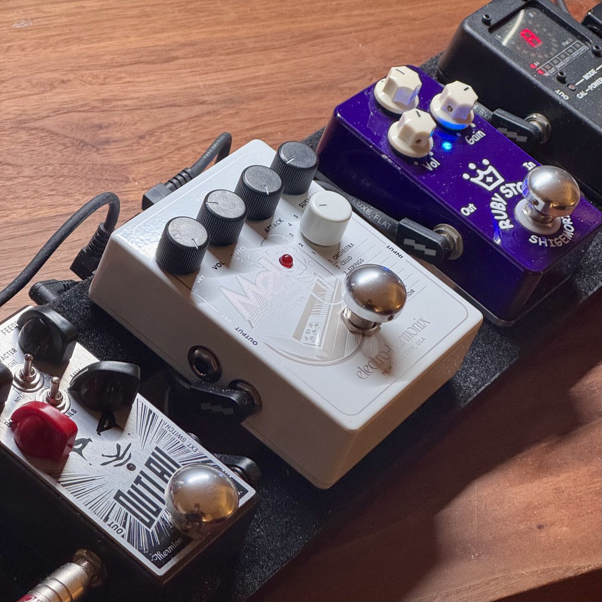 cosk's tweet image. 「ニューイヤーズチャザワ2025」バンド最終リハでした
ペダル2個瞬間切り替えがあるのでミスらないようFootswitch Hat? Cap? 付けてみた、踏みやすい！
白いのは今回用に買ったメロトロン エミュレーター

#pedalboardoftheday #pedalboard #guitarpedals #エフェクター #エフェクターボード