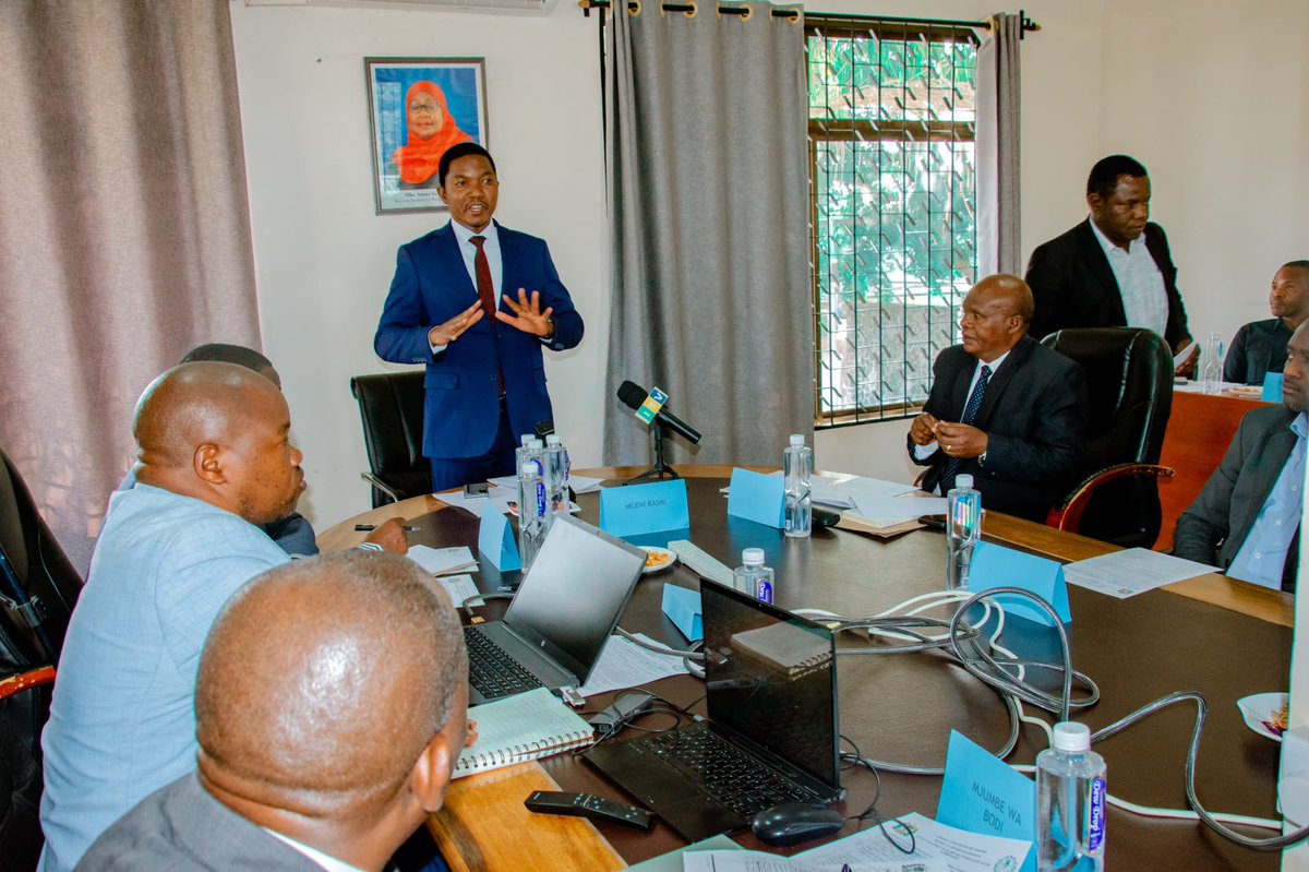 BiasharaTz_'s tweet photo. Waziri wa Viwanda na Biashara, Dkt.Selemani Jafo ameiagiza Bodi ya Wakurugenzi wa  Kituo cha Zana za Kilimo na Teknolojia Vijijini (CAMARTEC) kuleta mabadiliko zaidi katika uzalishaji na udhibiti wa zana za kilimo zinazoingia kutoka nje ya nchi ikiwemo kutopata hati chafu sanjari na matumizi sahihi ya fedha. 

Waziri Jafo ameyasema hayo Januari 24, 2025 wakati wa uzinduzi wa Bodi ya Wakurugenzi wa CAMARTEC, Jijini Arusha ambapo Mwenyekiti wa Bodi hiyo kula kiapo cha Maadili.

Alisisitiza Bodi hiyo kusimamia vema kazi za kituo hicho ikiwemo kuacha  kufanya kazi kwa mazoea  ili kuhakikisha zana za kilimo zinawafikia wananchi wengi hususani wakulima ili waweze kuwa na matumizi sahihi ya zana za kilimo na vema ili kuhakikisha CAMARTEC inapata maendeleo. 

Vilevile Dkt Jafo ameishauri Bodi hiyo kuendelea kutoa ushauri ikiwemo kusimamia Menejinenti na Wajumbe  wake kufanya kazi kwa upendo na nidhamu kazini  ili kuhakikisha wanaleta tija katika kituo hicho ili kuhakikisha wanatoa matunda bora.

Vilevike Dkt Jafo ameziagiza Taasisi zote zilizochini ya Wizara yake  ikiwemo CAMARTEC kutenga bajeti ya kutosha kwa ajili  ya Kitengo cha Habari na Mawasiliano ili kiweze kutejeleza majukumu yake ipasavyo katika kuelimisha umma kuhusu jitihada mbalimbali za kuendeleza sekta ya viwanda na biashara. 

Naye Mkurugenzi wa  Sera na Mipango kutoka Wizara ya Viwanda na Biashara, Needpeace Wambuya akimwakilisha  Katibu Mkuu Wizara ya Viwanda na Biashara,Dkt,Hashil Abdalah amesema  anaamini Bodi hiyo itasimamia kwa ukamilifu tafiti na majaribio ya teknolojia kwa ajili ya zana za kilimo zinazoingizwa nchini kutoka nje ya nchini

Akisoma taarifa ya kituo hicho, Kaimu Mkurugenzi Mkuu wa CAMARTEC, Injinia Godfrey Mwinama amesema  Kituo hicho kimefanikiwa kuunda zana mpya 42 zinazozalisha zana mbalimbali kwa ajili ya  kuongeza tija katika kilimo

Awali Mwenyekiti wa Bodi ya CAMARTEC, Profesa  Valerian Silayo alisema Bodi hiyo imepokea maelekezo yote yaliyitolewa na iko tayari kuyafanyia kazi ili  kuhakikisha CAMARTEC inafikia malengo yaliyokusudiwa ikiwemo kusaidiwa upatikanaji wa fedha za kuendesha kituo hicho kwa wakati