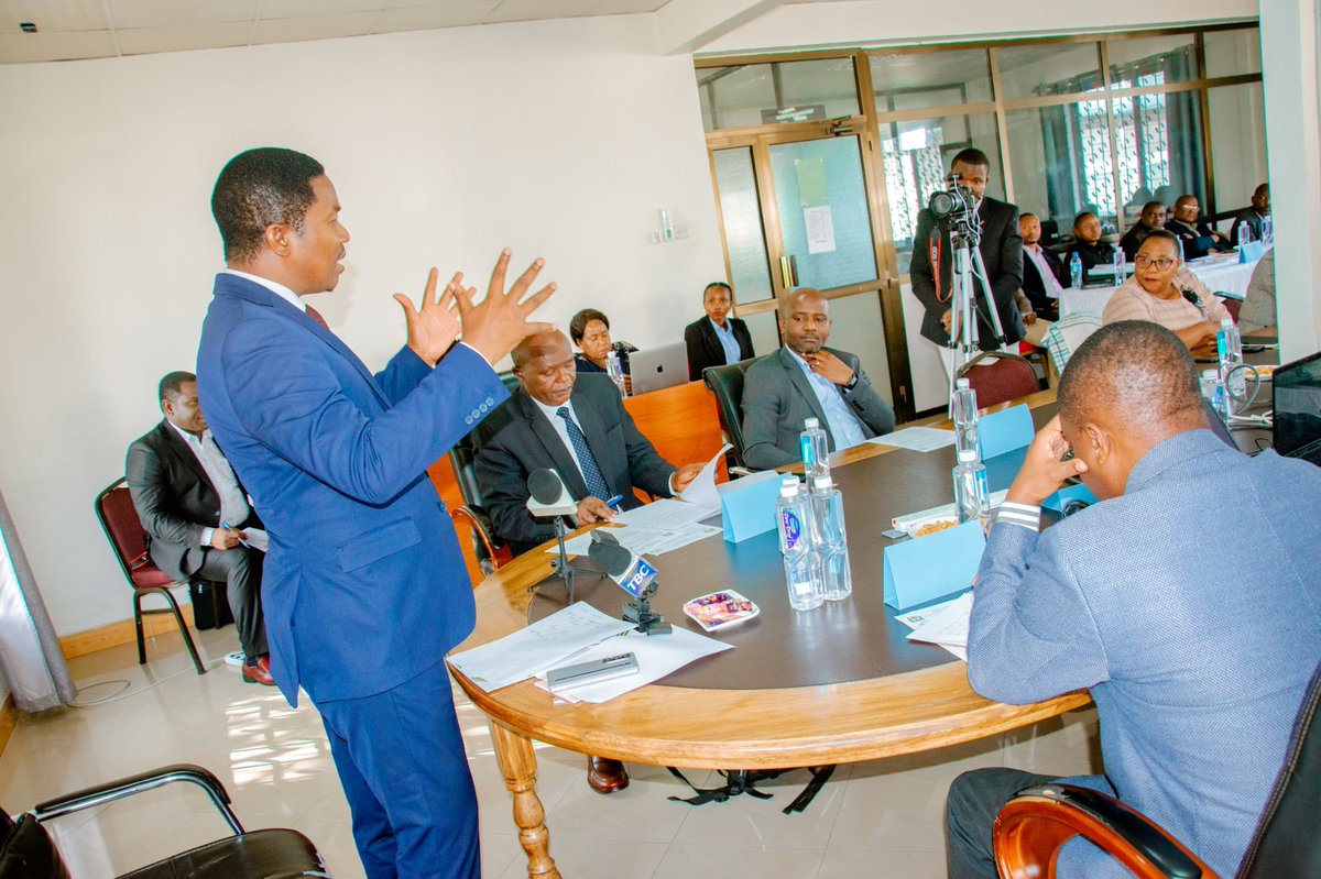 BiasharaTz_'s tweet photo. Waziri wa Viwanda na Biashara, Dkt.Selemani Jafo ameiagiza Bodi ya Wakurugenzi wa  Kituo cha Zana za Kilimo na Teknolojia Vijijini (CAMARTEC) kuleta mabadiliko zaidi katika uzalishaji na udhibiti wa zana za kilimo zinazoingia kutoka nje ya nchi ikiwemo kutopata hati chafu sanjari na matumizi sahihi ya fedha. 

Waziri Jafo ameyasema hayo Januari 24, 2025 wakati wa uzinduzi wa Bodi ya Wakurugenzi wa CAMARTEC, Jijini Arusha ambapo Mwenyekiti wa Bodi hiyo kula kiapo cha Maadili.

Alisisitiza Bodi hiyo kusimamia vema kazi za kituo hicho ikiwemo kuacha  kufanya kazi kwa mazoea  ili kuhakikisha zana za kilimo zinawafikia wananchi wengi hususani wakulima ili waweze kuwa na matumizi sahihi ya zana za kilimo na vema ili kuhakikisha CAMARTEC inapata maendeleo. 

Vilevile Dkt Jafo ameishauri Bodi hiyo kuendelea kutoa ushauri ikiwemo kusimamia Menejinenti na Wajumbe  wake kufanya kazi kwa upendo na nidhamu kazini  ili kuhakikisha wanaleta tija katika kituo hicho ili kuhakikisha wanatoa matunda bora.

Vilevike Dkt Jafo ameziagiza Taasisi zote zilizochini ya Wizara yake  ikiwemo CAMARTEC kutenga bajeti ya kutosha kwa ajili  ya Kitengo cha Habari na Mawasiliano ili kiweze kutejeleza majukumu yake ipasavyo katika kuelimisha umma kuhusu jitihada mbalimbali za kuendeleza sekta ya viwanda na biashara. 

Naye Mkurugenzi wa  Sera na Mipango kutoka Wizara ya Viwanda na Biashara, Needpeace Wambuya akimwakilisha  Katibu Mkuu Wizara ya Viwanda na Biashara,Dkt,Hashil Abdalah amesema  anaamini Bodi hiyo itasimamia kwa ukamilifu tafiti na majaribio ya teknolojia kwa ajili ya zana za kilimo zinazoingizwa nchini kutoka nje ya nchini

Akisoma taarifa ya kituo hicho, Kaimu Mkurugenzi Mkuu wa CAMARTEC, Injinia Godfrey Mwinama amesema  Kituo hicho kimefanikiwa kuunda zana mpya 42 zinazozalisha zana mbalimbali kwa ajili ya  kuongeza tija katika kilimo

Awali Mwenyekiti wa Bodi ya CAMARTEC, Profesa  Valerian Silayo alisema Bodi hiyo imepokea maelekezo yote yaliyitolewa na iko tayari kuyafanyia kazi ili  kuhakikisha CAMARTEC inafikia malengo yaliyokusudiwa ikiwemo kusaidiwa upatikanaji wa fedha za kuendesha kituo hicho kwa wakati