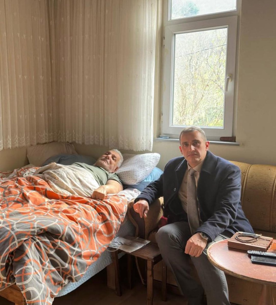 İbrahim abimiz 21 yıl önce inşaata düşüp omuriliğini kırmış. O günden beri yatalak. Sosyal medya üzerinden ulaştı bize. ‘Gelin’ dedi. Gittik, şeref bulduk. Kendi adıma söylüyorum geç kalmışım. Ben sıkı bir dost kazandım. Bu vesile ile tüm hastalarımıza şifa diliyorum.