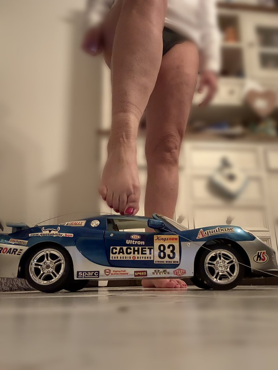 Vorbereitung für nächstes Custom Video für <a href="/Herbert96126383/">Herbert</a> . Das Auto wird schön platt gemacht!!
Da freuen sich die Füße 😈