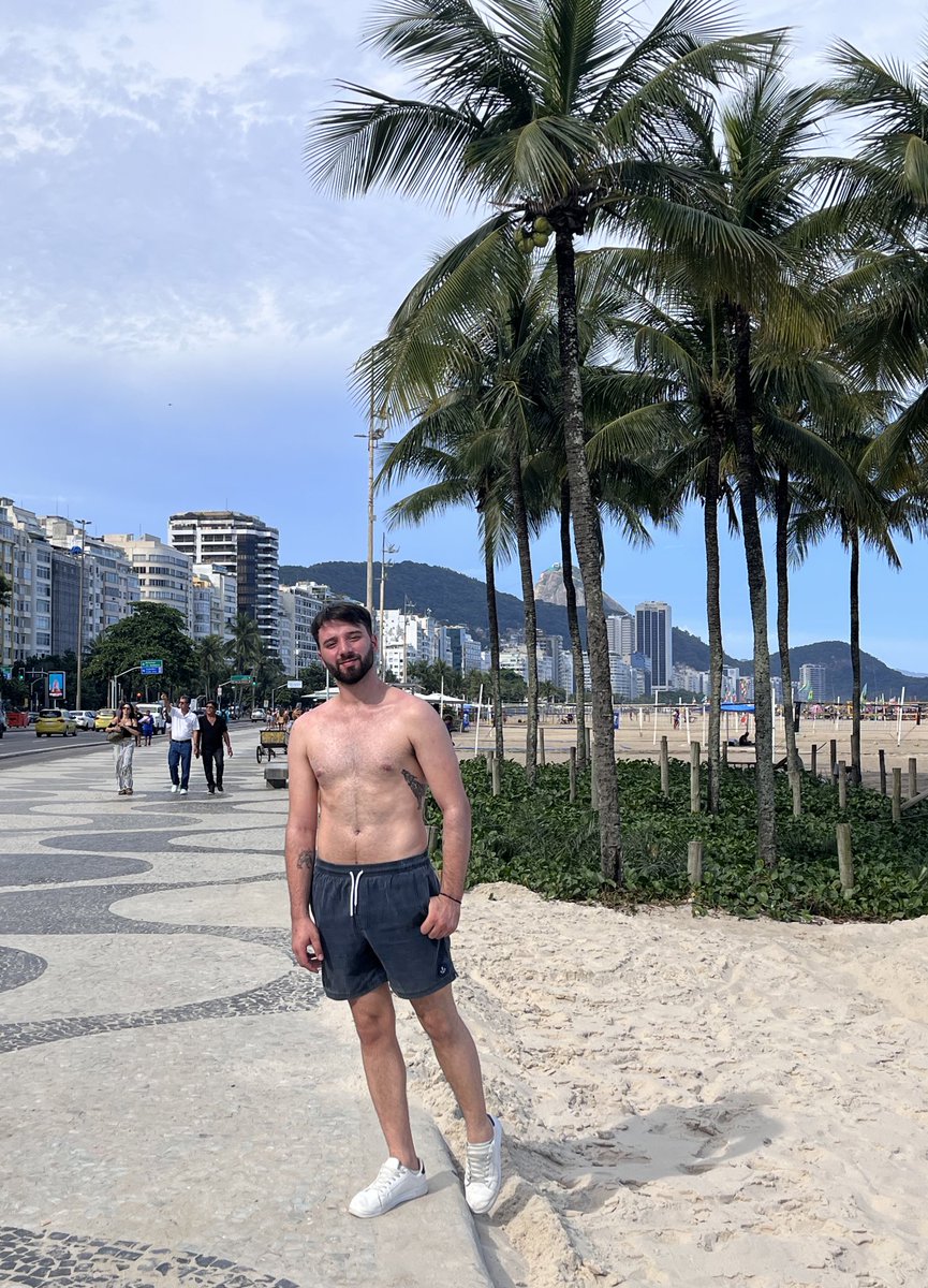 ACorujp's tweet photo. Con el permiso da favela … ☀️🇧🇷🇺🇾

#RiodeJaneiro https://t.co/vpJZGnOYve