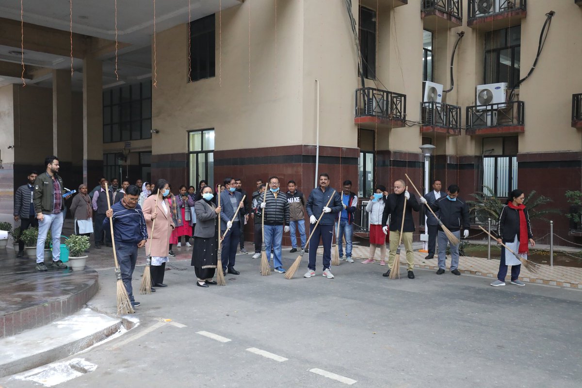 CSAssam_'s tweet photo. In observance of the 76th #RepublicDay celebrations, a #SwachhtaWeek has been organized across government offices and institutions nationwide, in response to the clarion call of Hon’ble PM Shri @narendramodi Ji.
Today, Shri M. S. Manivannan, IAS, Commissioner and Secretary, GAD, as directed by HCM Dr @himantabiswa, led a cleanliness initiative at Janata Bhawan, Dispur.
Let us all wholeheartedly join this noble effort!
#SwachhtaAbhiyan #RepublicDay
#CleanIndia
@CMOfficeAssam