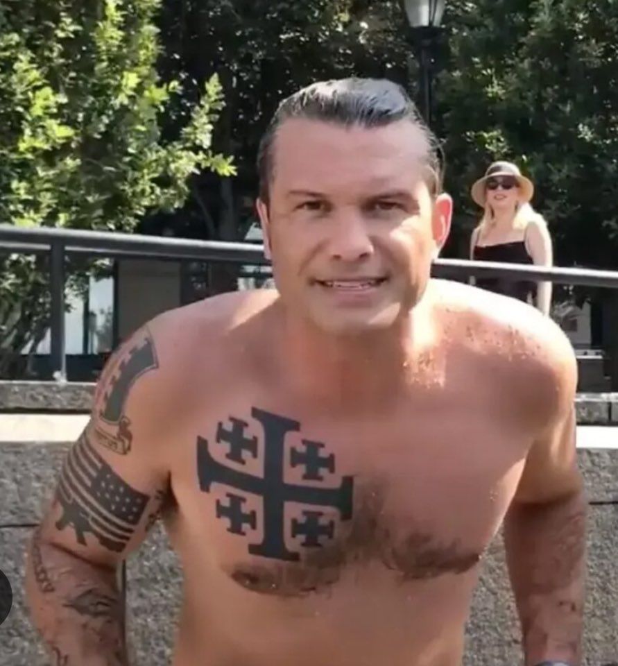 tempusultima's tweet photo. @GuntherEagleman Hegseth is not fit. Look at him!! #manwithtattoos https://t.co/bSQ3CgT6xl