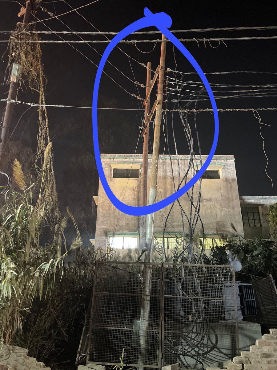 nickgupta143's tweet photo. 2 hafte ho chuke transfarmer ko lge aur chalu hue, maut ko dawat de rhee hai employee apke department ke, transformer ke sahi jaali na lagne se janwar aur aam janata ko bhari nuksaan ho sakta hai
@MVVNLHQ @UPPCLLKO  @MVVNLmd @CeDevipatan 
 Location: utraula,  Distt: Balrampur UP https://t.co/02JflEJAo7