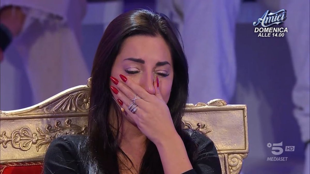 frabiziovalerio's tweet photo. questa non scelta ci ha devastati, tutti quanti 😭💔 #UominieDonne https://t.co/Bg32JEj9aU