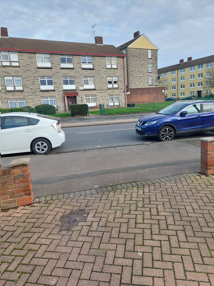 TrebleTop's tweet photo. @LBofHavering, @AndrewRosindell, @RomfordRecorder
How much longer are you going to ignore the parking issue here?
I've been reporting this to you for over 15 months.
Both cars are parked illegally and I can't get a car on it off the run up. https://t.co/U3YypBiqjw