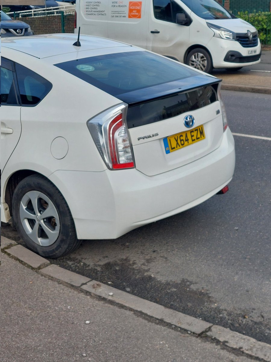 TrebleTop's tweet photo. @LBofHavering, @AndrewRosindell, @RomfordRecorder
How much longer are you going to ignore the parking issue here?
I've been reporting this to you for over 15 months.
Both cars are parked illegally and I can't get a car on it off the run up. https://t.co/U3YypBiqjw