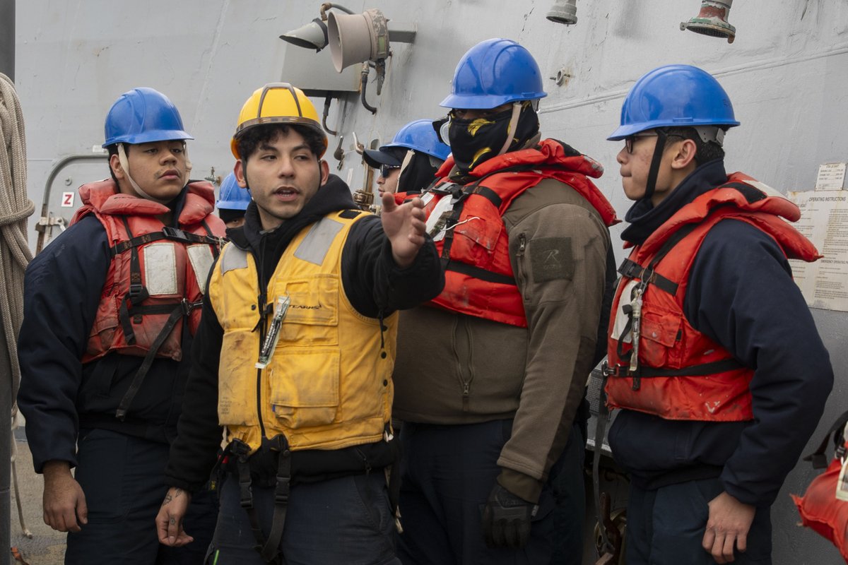 USNavy's tweet photo. "So others may live," the Navy Rescue Swimmer's motto. 🤿 🌊
Sailors aboard the foward-deployed USS Howard (DDG 83) conduct man-overboard drill in Sagami Bay, Japan. 🇯🇵
#ForwardFridays #Readiness #Training #AmericasNavy250 https://t.co/wwB8zGwHCN