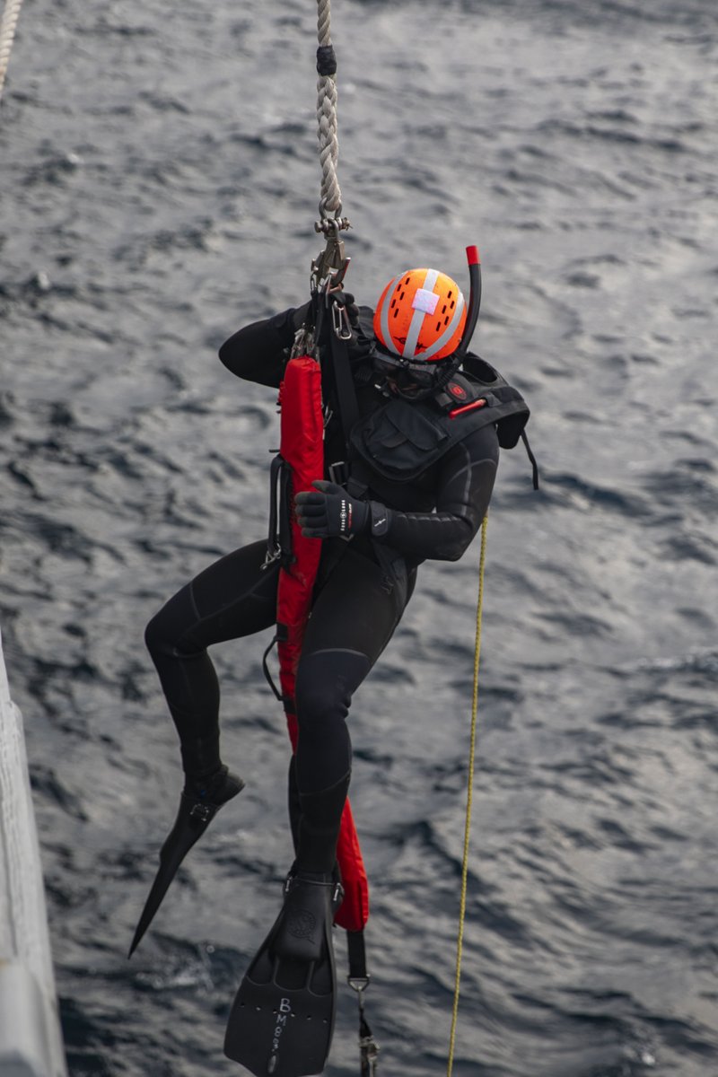 USNavy's tweet photo. "So others may live," the Navy Rescue Swimmer's motto. 🤿 🌊
Sailors aboard the foward-deployed USS Howard (DDG 83) conduct man-overboard drill in Sagami Bay, Japan. 🇯🇵
#ForwardFridays #Readiness #Training #AmericasNavy250 https://t.co/wwB8zGwHCN