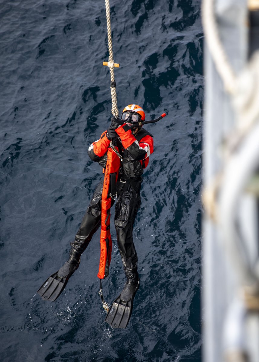 USNavy's tweet photo. "So others may live," the Navy Rescue Swimmer's motto. 🤿 🌊
Sailors aboard the foward-deployed USS Howard (DDG 83) conduct man-overboard drill in Sagami Bay, Japan. 🇯🇵
#ForwardFridays #Readiness #Training #AmericasNavy250 https://t.co/wwB8zGwHCN