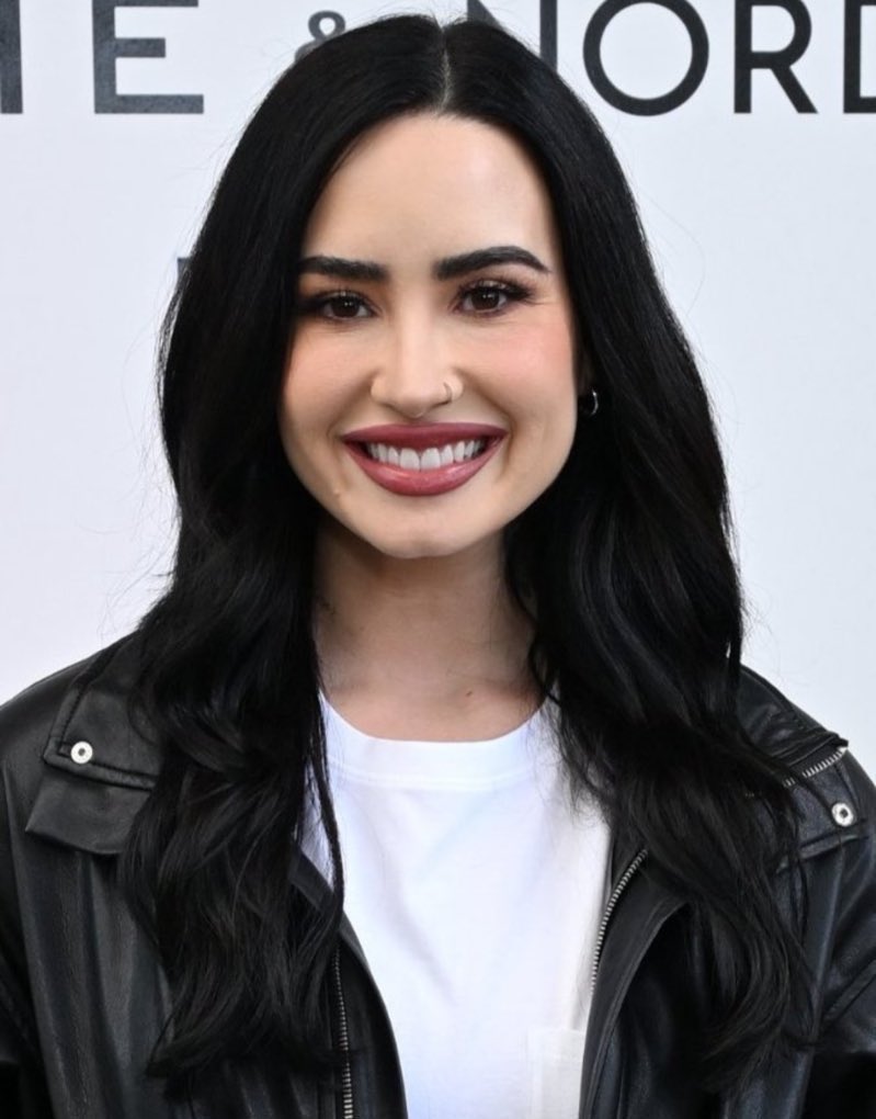 LovatoHub's tweet photo. ‼️ Let’s get 50 replies ‼️

I'm voting for #ChildStar by #DemiLovato for #FavoriteOnScreen at the #iHeartAwards. https://t.co/8v2k2G2Q63