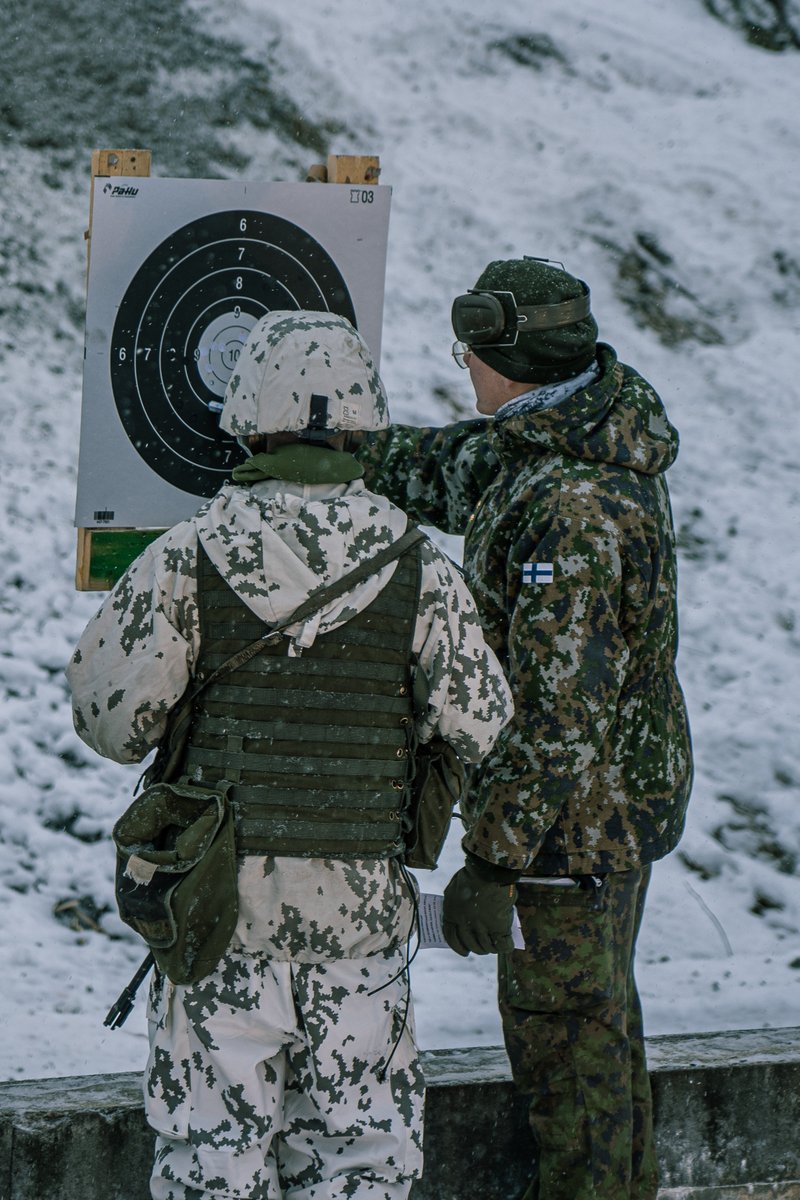 Taistelijan tärkein väline on hänen henkilökohtainen aseensa. Ammuntojen keskiössä on turvallinen aseenkäsittely sekä tukevan ampuma-asennon ottaminen ja pitäminen. Viestikomppanian alokkaat harjoittelivat näitä taitoja ensimmäisissä ammunnoissaan.

#PSPR #Maavoimat