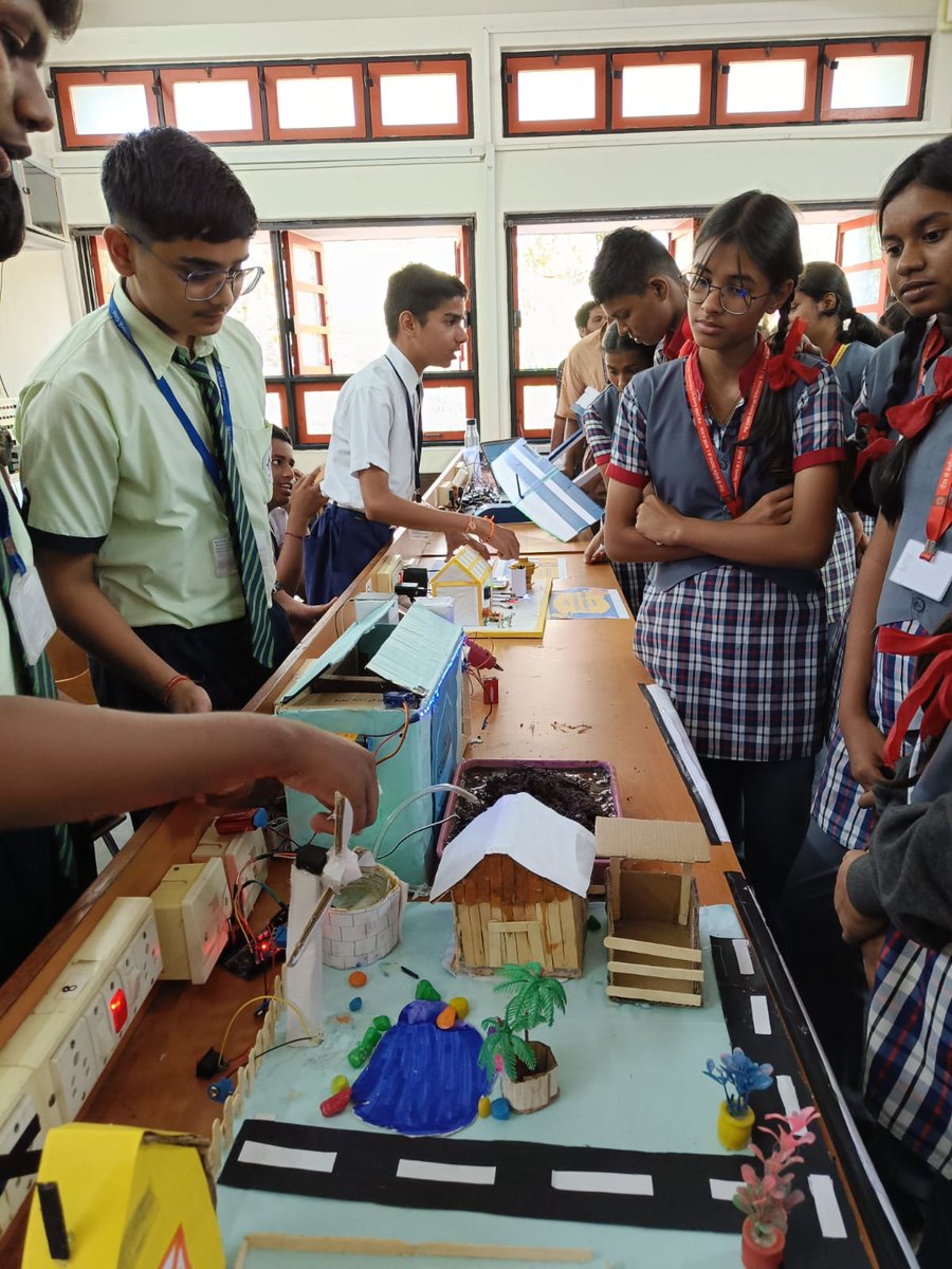 Kv2Vasco's tweet photo. 🚀🔬✨Students of Classes 9 & 11 had an exciting visit to the #ScienceExpo 2025 at PCCE! 🏫🤖 The experience was filled with #innovation, #discovery & #inspiration for future #scientists 🧑🔬👩💻 & #engineers.💡🎓🌟🎉🔍📚 @KVS_HQ @KvsMumbai @EduMinOfIndia #ExperientialLearning #STEM https://t.co/Tid0G2W7E3