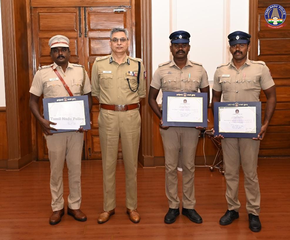 tnpoliceoffl's tweet photo. தூத்துக்குடி மாவட்டம் ஆத்தூர் காவல்துறையினரின் துரித நடவடிக்கையால் வயதான பெண்ணின் உயிரைக் காப்பாற்றப்பட்டது.

https://t.co/WegK1EXj3G

#PressNote #Savewoman #Thoothukudi #Appreciation #ThoothukudiPolice #DGP_Appreciation #TNPolice #TamilNaduPolice https://t.co/yBGW56O1tU
