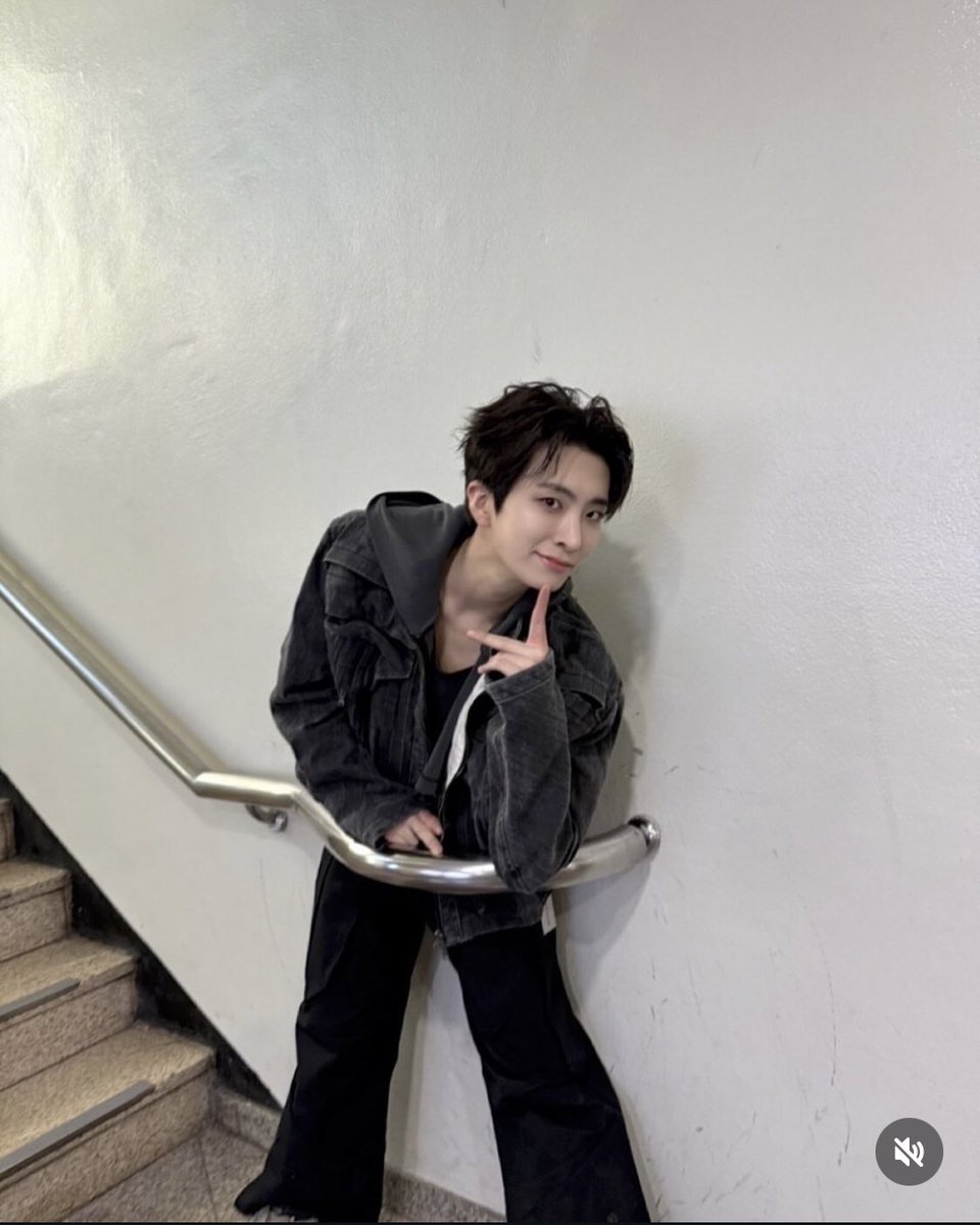 3/7 GOT7 members doing the “stairs” (?) trend???