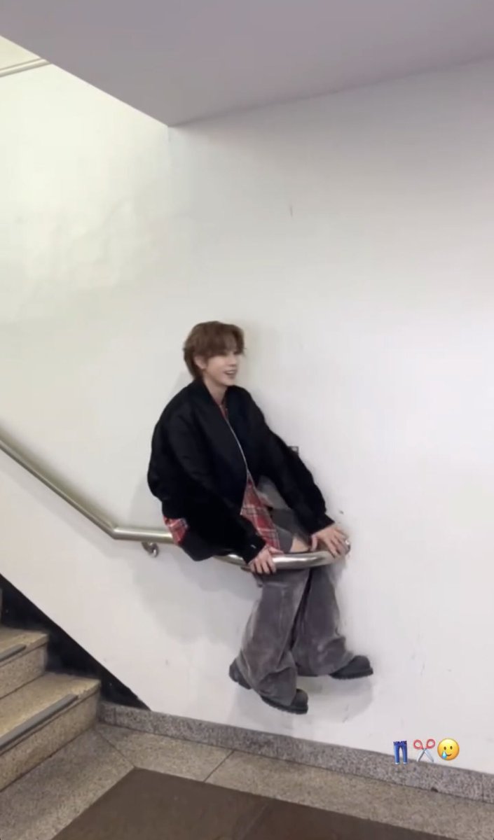 defsoulars_'s tweet photo. 3/7 GOT7 members doing the “stairs” (?) trend??? https://t.co/GZmxnbGGUl