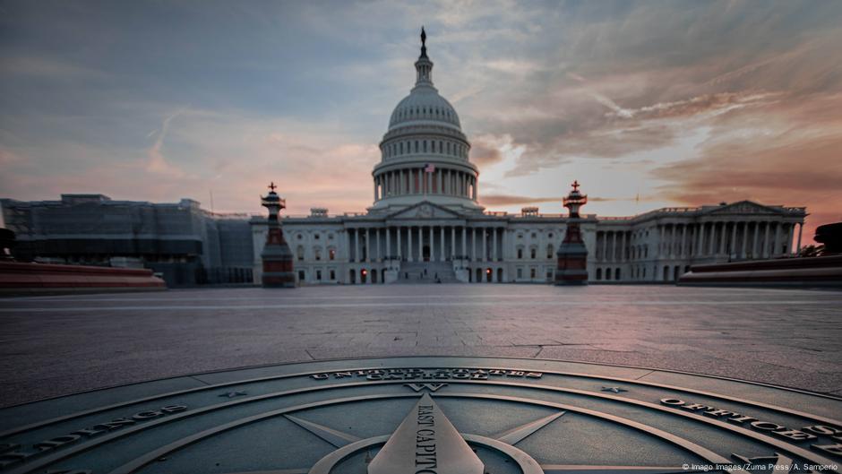 dw_russian's tweet photo. Члены Республиканской партии в Конгрессе США внесли резолюцию о праве Дональда Трампа баллотироваться на пост президента в третий раз. Автором инициативы выступ��л конгрессмен из Теннесси Энди Оглс, предложивший изменить Конституцию США и увеличить число возможных президентских сроков до трех, если первые два не следовали друг за другом, пишет издание Axios.

По словам Оглса, "крайне важно" предоставить Трампу "все ресурсы, необходимые для исправления катастрофического курса" администрации его предшественника Джо Байдена. Ранее Энди Оглс представил законопроект под названием "Сделаем Гренландию снова великой" в поддержку начала переговоров о покупке Гренландии.

"Нет практически никаких шансов", что поправку о трех сроках для Трампа примут, убеждены журналисты Axios. Для внесения поправок в американскую Конституцию требуется две трети голосов в обеих палатах и ратификация не менее чем в 38 штатах. Против резолюции уже выступили ряд демократов https://t.co/UCKuPWukzd