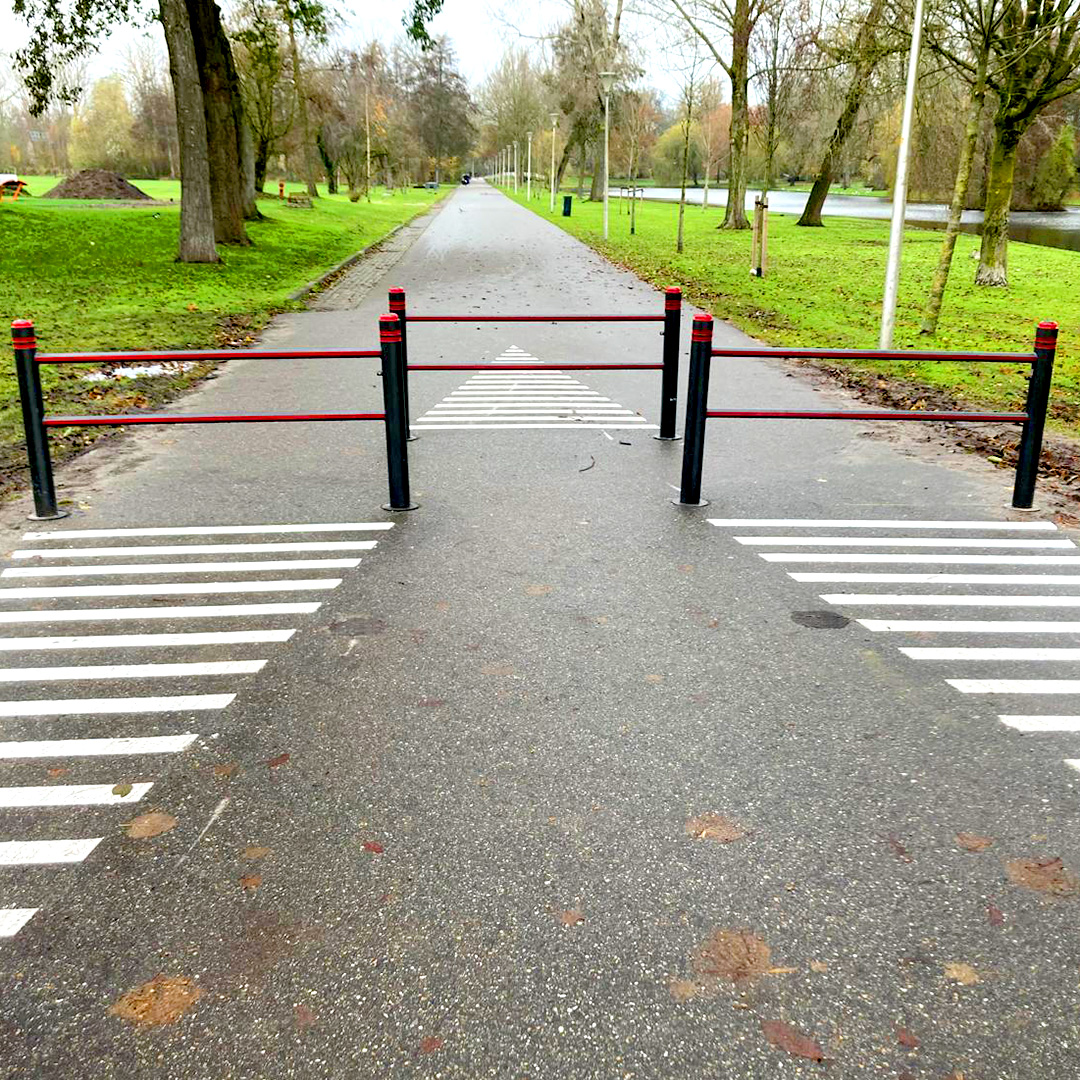 ErdiBV's tweet image. 𝗨𝗶𝘁𝗻𝗲𝗲𝗺𝗯𝗮𝗿𝗲 𝗵𝗲𝗸𝗸𝗲𝗻 𝗺𝗲𝘁 𝗦𝗼𝗹𝗮𝗿 𝗙𝗹𝗮𝘀𝗵 𝗚𝗲𝗺𝗲𝗲𝗻𝘁𝗲 𝗞𝗮𝗺𝗽𝗲𝗻
In opdracht van de @gemKampen  hebben wij uitneembare hekken voorzien van Solar Flash geleverd, die zijn geplaatst op de Broedersingel. 
#erdi #fietsveiligheid #SolarFlash