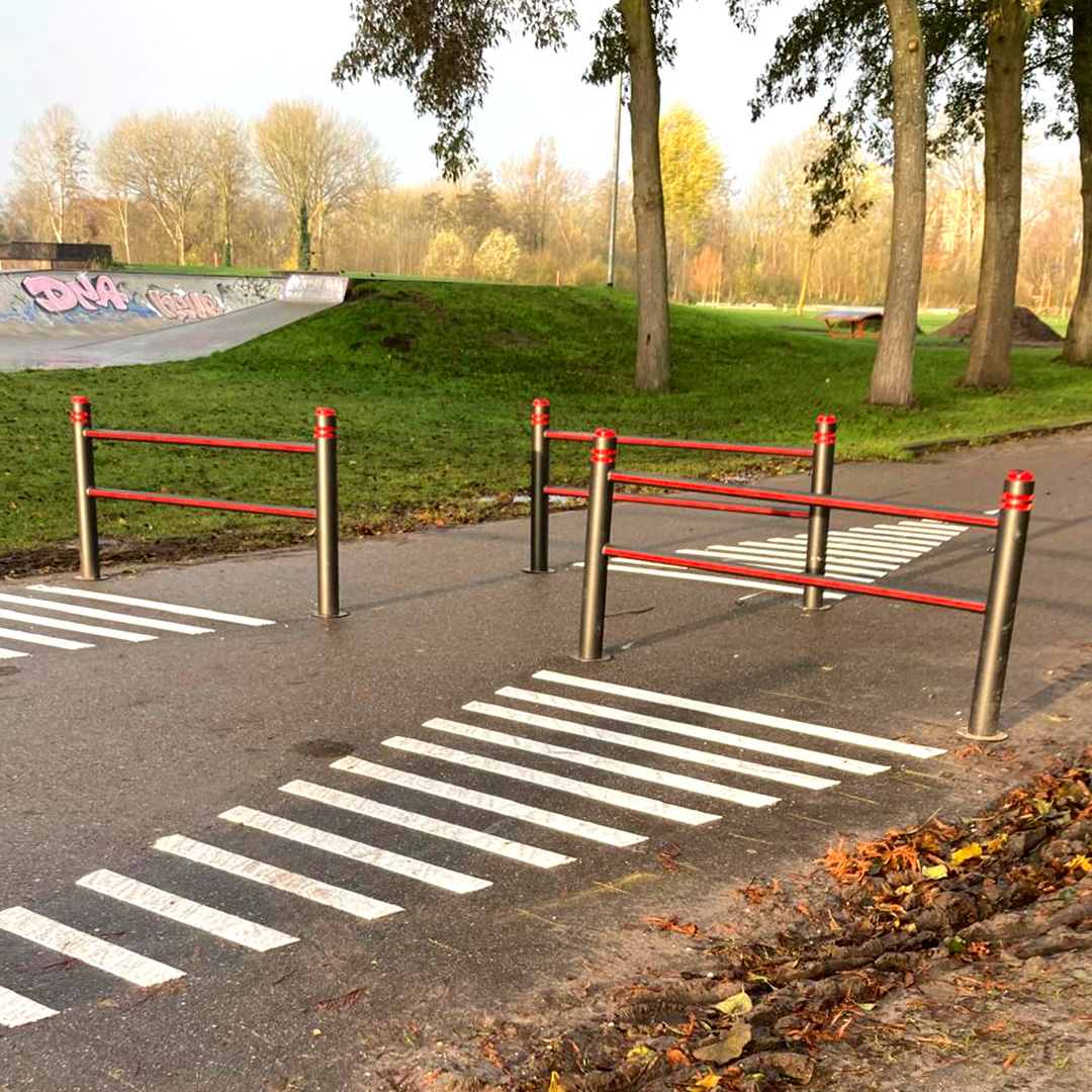 ErdiBV's tweet image. 𝗨𝗶𝘁𝗻𝗲𝗲𝗺𝗯𝗮𝗿𝗲 𝗵𝗲𝗸𝗸𝗲𝗻 𝗺𝗲𝘁 𝗦𝗼𝗹𝗮𝗿 𝗙𝗹𝗮𝘀𝗵 𝗚𝗲𝗺𝗲𝗲𝗻𝘁𝗲 𝗞𝗮𝗺𝗽𝗲𝗻
In opdracht van de @gemKampen  hebben wij uitneembare hekken voorzien van Solar Flash geleverd, die zijn geplaatst op de Broedersingel. 
#erdi #fietsveiligheid #SolarFlash