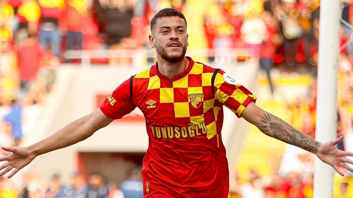 Göztepe Onursal Başkanı Mehmet Sepil: "Romulo'nun Fenerbahçe ile alakalı çıkan haberlerini hayretle ve gülerek izliyoruz. Maç var diye böyle yapıyorlar, inanmayın." 
(DHA)