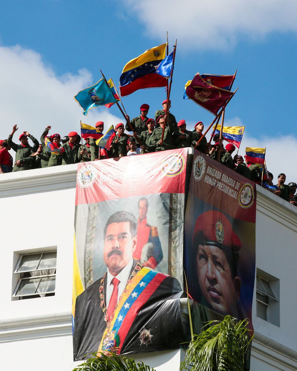 NoticiasPsuv_'s tweet photo. El Pueblo combatiente y la clase trabajadora llegó marchando a las puertas de Miraflores, alegre e impulsado por la verdad, de que Venezuela está en Paz y unida hoy más que nunca, fue una jornada maravillosa.

✅ Inmensas marchas en todo el país, conmemorando la rebelión cívico-militar del 23 de enero.
✅ Lo más hermoso que heredé de la lucha de mi padre Hugo Chávez, es el amor del pueblo. 
✅ El #23Ene de 2019 me paré por primera vez en el Balcón del Pueblo, cuando el imperialismo norteamericano intentó poner un fantoche de presidente. ¡6 años después estamos victoriosos, avanzando y en ofensiva!
✅ A los grupos delincuenciales que quedan por ahí ¡Ríndanse a tiempo! ¡Se los juro! Vamos a consolidar la Paz absoluta para nuestro pueblo.
✅ El próximo 2 de febrero, domingo bendito, habrá elecciones generales para elegir los proyectos de las comunidades.
✅ La próxima semana estaré activando la T número 2 de los servicios públicos y la T número 4 de la Revolución social. ¡Tenemos un proyecto de país!
✅ Le di al orden al PSUV, e invito al GPP, para hacer un congreso organizativo para elegir el método de elección de candidatos y candidatas a las elecciones regionales y municipales.

@NicolasMaduro @dcabellor @PartidoPSUV @delcyrodriguezv @ViceVenezuela @JuventudPSUV @JuventudPsuvB @Mippcivzla @VTVcanal8