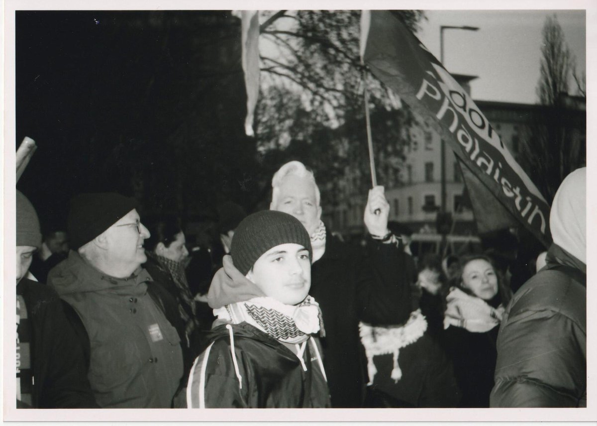JamMarsterMars's tweet image. #Analogue #Photography made with my trusted early 80ies Soviet-made Lomo Smena 8M during the #b1801 pro-Palestine protest, featuring my son Louis (middle) &amp;amp; our comrades Mathew from @BRAVENEWEUROPE1 (left) and @MarkJCurran (right). #FreePalestine #Lomography #DismantleZionism 1/2