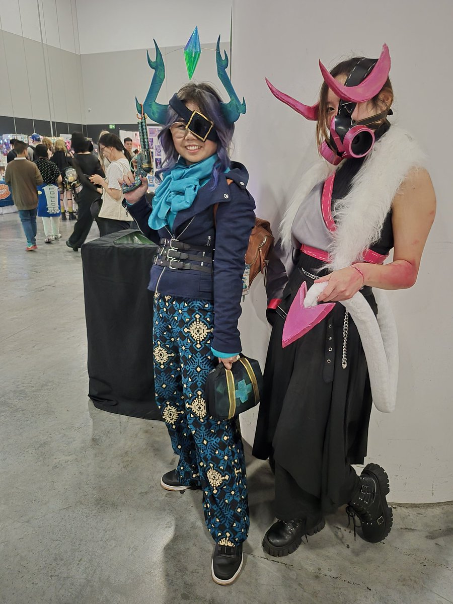 artstuffbyalex's tweet image. I cosplayed Medkit again at an artist alley today and ended up meeting @ghostcabbages cosplaying as Subspace! :D
(I&apos;m happy that I got to see some phighting fans here!! Someone recognised my cosplay while I was in the queue for the event ^_^)