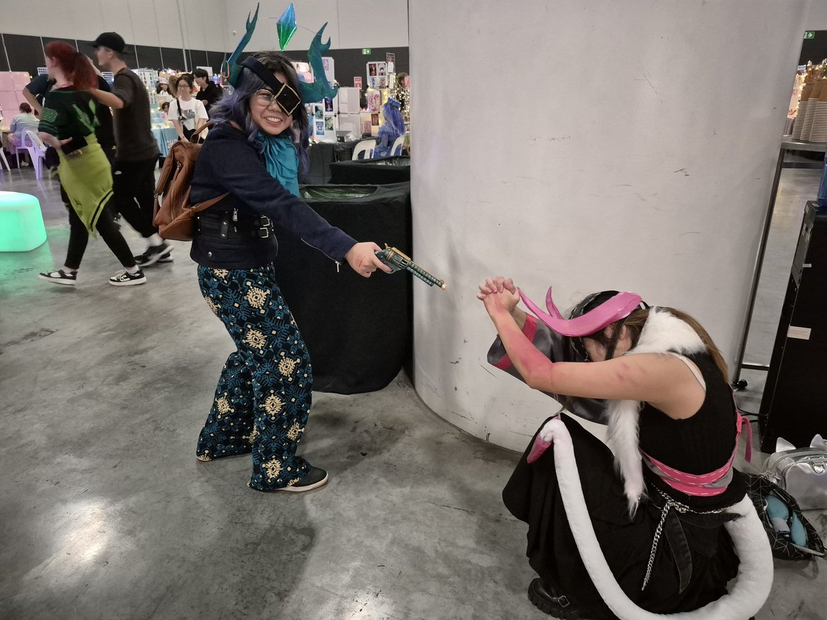 artstuffbyalex's tweet image. I cosplayed Medkit again at an artist alley today and ended up meeting @ghostcabbages cosplaying as Subspace! :D
(I&apos;m happy that I got to see some phighting fans here!! Someone recognised my cosplay while I was in the queue for the event ^_^)