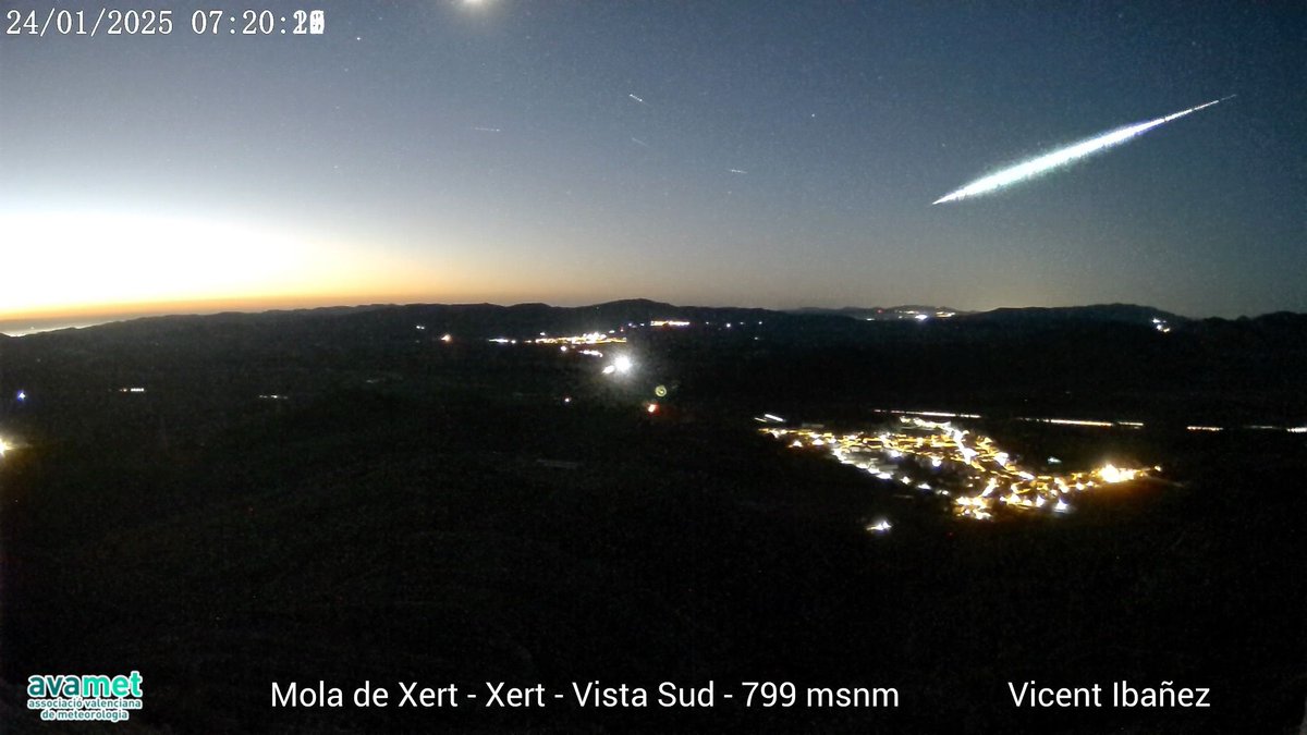 A més de permetre'ns vore a temps real l'estat del cel, les webcams a voltes capten bòlids.

Superbòlid captat este matí a les 7:20 h des de Benicàssim, la Vilavella i Xert. Autor: <a href="/vicent_ibanyez/">Vicente Ibañez</a>.