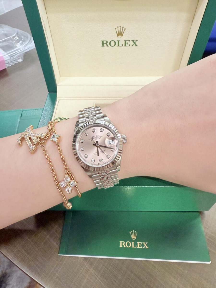 LisaPxndx's tweet image. The 2024 diamond collection, 28mm dial. The actual piece is absolutely gorgeous. The outer edge with its dog tooth setting sparkles so much (it actually seems brighter than the diamond bezel).#DiamondWatch #PinkDial #DiamondCollection #LuxuryWatches #FashionAccessories #Rolex