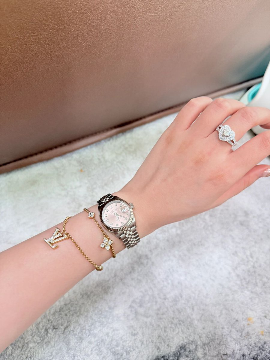 LisaPxndx's tweet image. The 2024 diamond collection, 28mm dial. The actual piece is absolutely gorgeous. The outer edge with its dog tooth setting sparkles so much (it actually seems brighter than the diamond bezel).#DiamondWatch #PinkDial #DiamondCollection #LuxuryWatches #FashionAccessories #Rolex