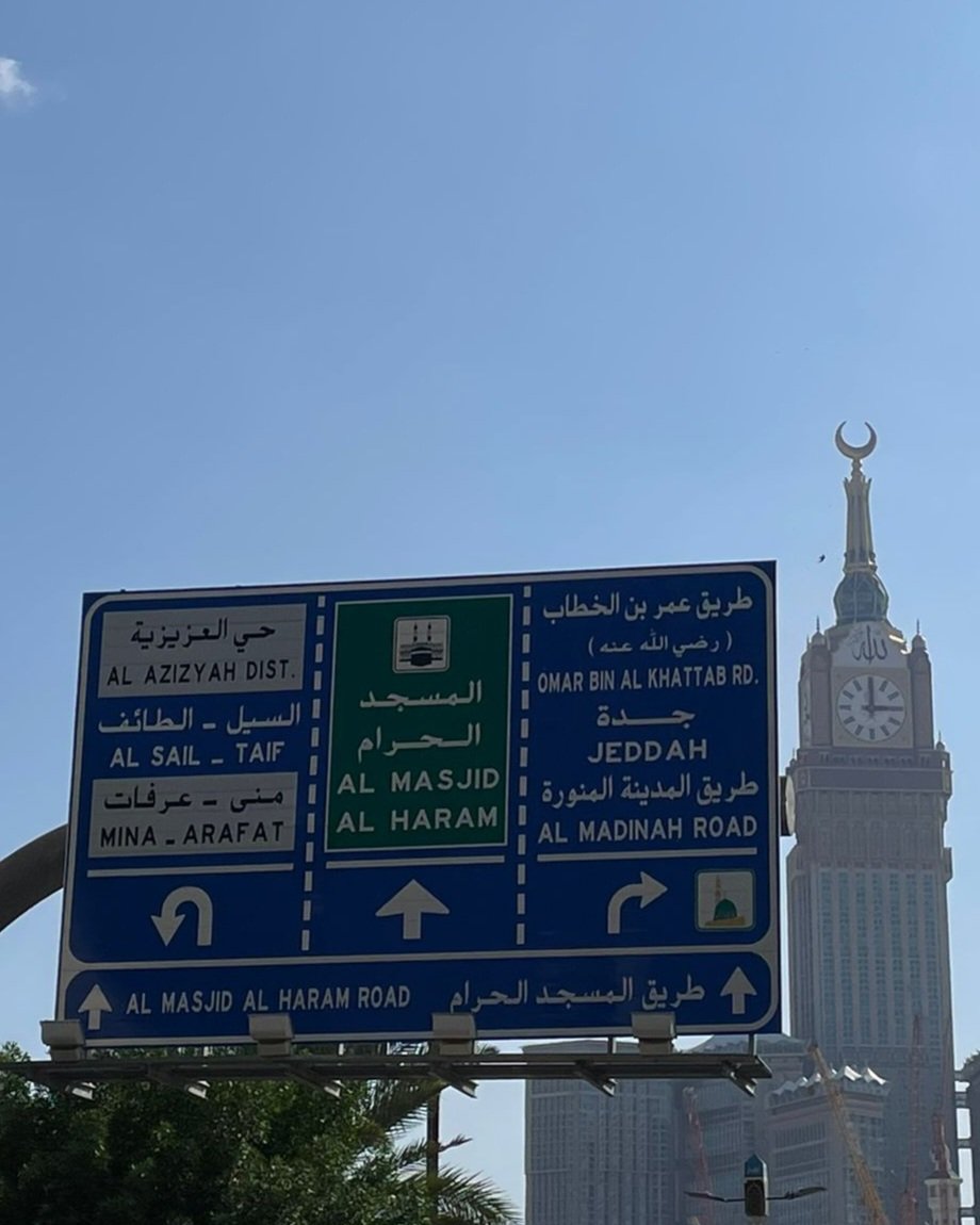 Şu tabelaya bknz. İnsan nereye gideceğine karar veremiyor.