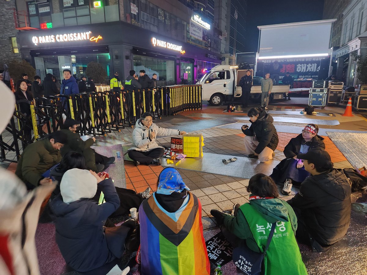 <a href="/Art_action_/">1/24(금)🔥국민의힘 해체쇼!🔥 윤석열퇴진예술행동</a> 
집에서는 이부자리를 펼시간~
이곳에선 이야기 꽃을 피우는 시간!

2부 시작합니다. 모여주세요.