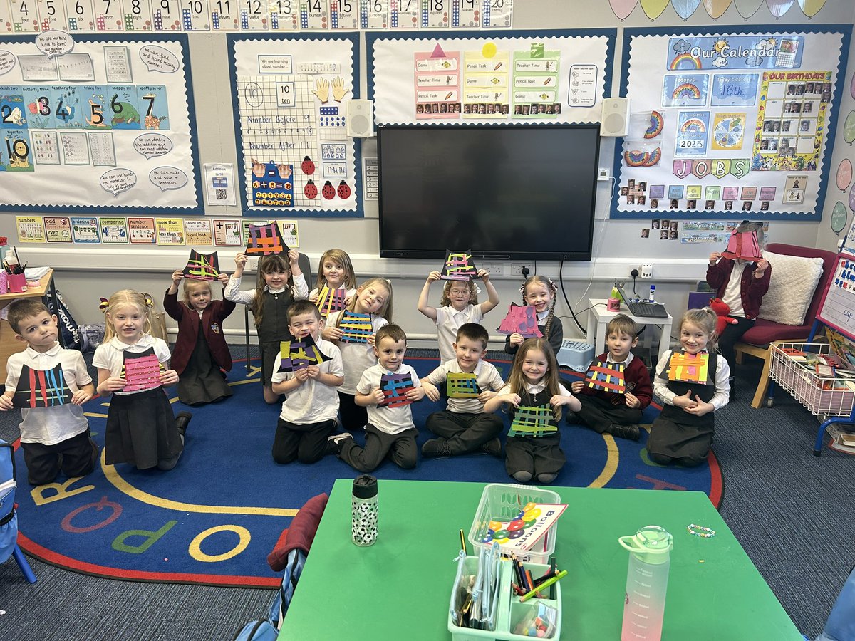 This week we have been learning about Robert Burns. We had a go at making our very own tartan kilts and they turned out brilliant! 🏴󠁧󠁢󠁳󠁣󠁴󠁿