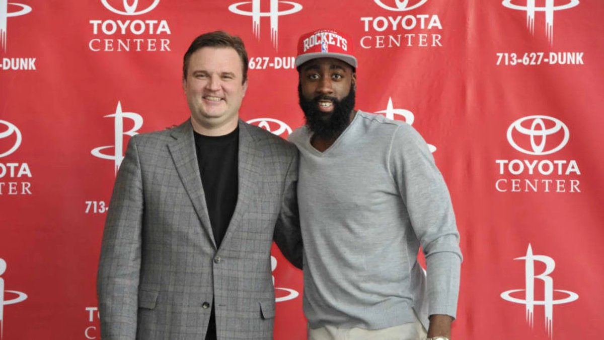 The NBA's most dangerous experiment:

Letting a statistician run a team.

The result? 20 teams copying his blueprint within 5 years.

Here's how the data revolution changed basketball: 🧵