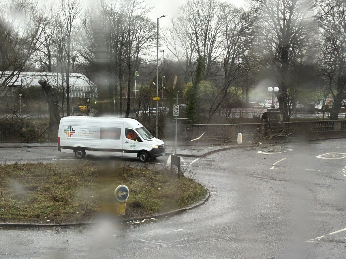 Tree down and blocking one of the Balgreen roundabout exits #edinburgh #StormÉowyn <a href="/EdinburghLive_/">Edinburgh Live</a>