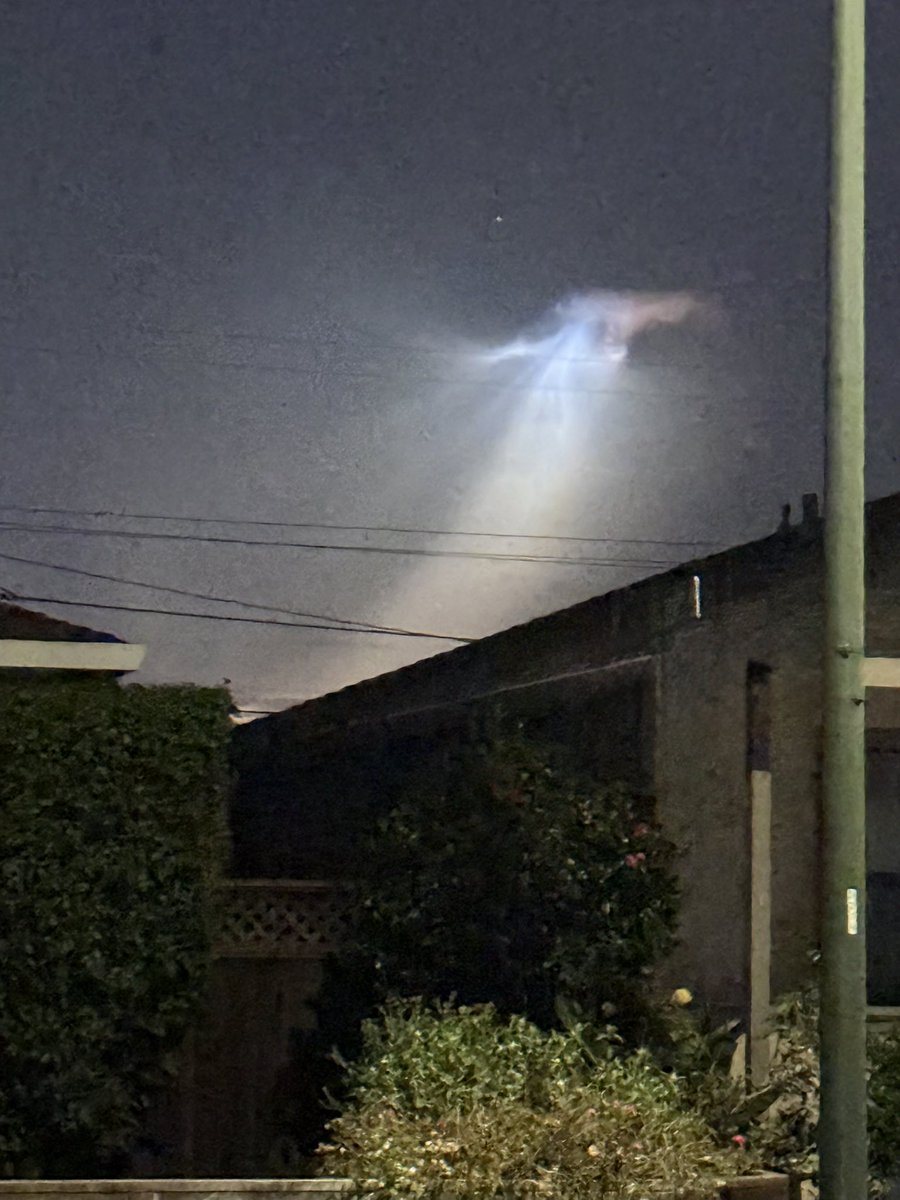 gggiants's tweet photo. Anyone know what this weird light in the sky is that I saw this morning while walking Max, have they arrived or https://t.co/PBekwplKUu