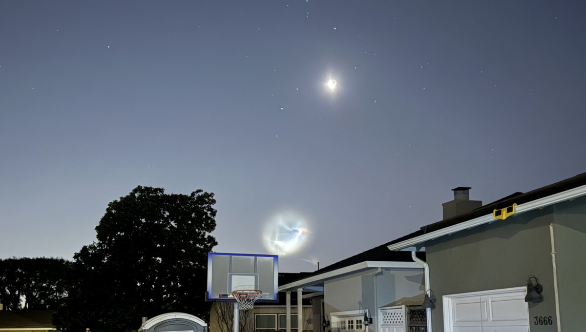 gggiants's tweet photo. Anyone know what this weird light in the sky is that I saw this morning while walking Max, have they arrived or https://t.co/PBekwplKUu
