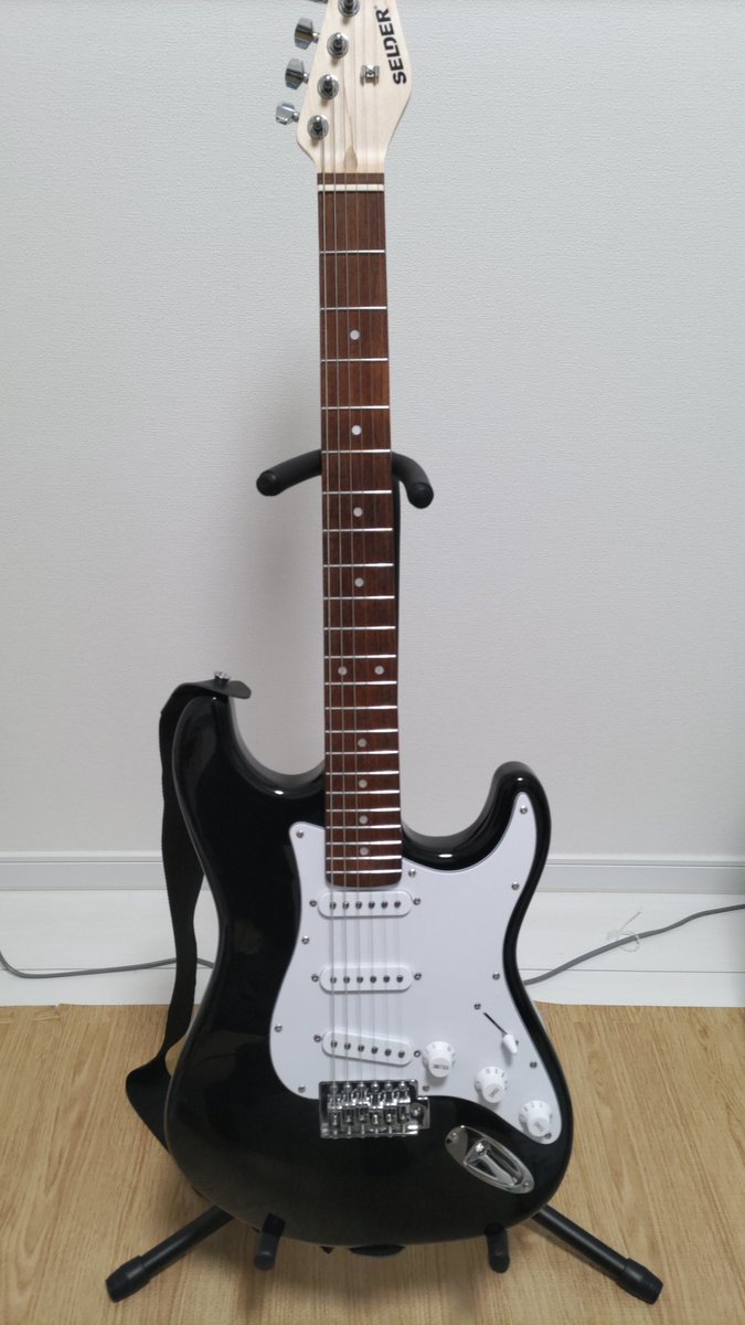 boc_KiliJ's tweet photo. 前々から始めてみたいと思っていて、受験が終わって買ったギター!
藤くんと同じ黒のストラトでテンション上がる!
気づいたら3時間とか練習してる笑
いつかセントエルモの火とかカルマとか弾けるようになれたらいいな♪
#MyFirstGuitar https://t.co/nowpE4bpoN