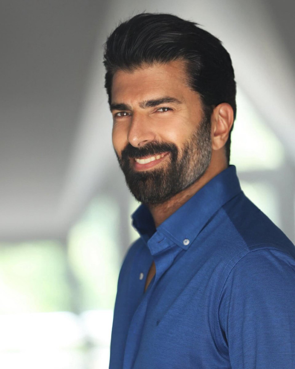 her daim pozitif ve etrafına neşe saçan bir adam

Orhun #Orhun
CenkTorun #CenkTorun