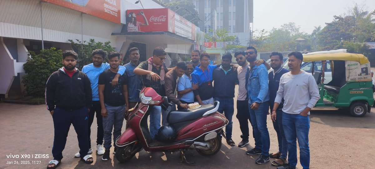 OdishaAkkians's tweet photo. Our FDFS celebration of #SkyForce .. Love you always @akshaykumar 💗💗💗 https://t.co/rNjtzd2aTI