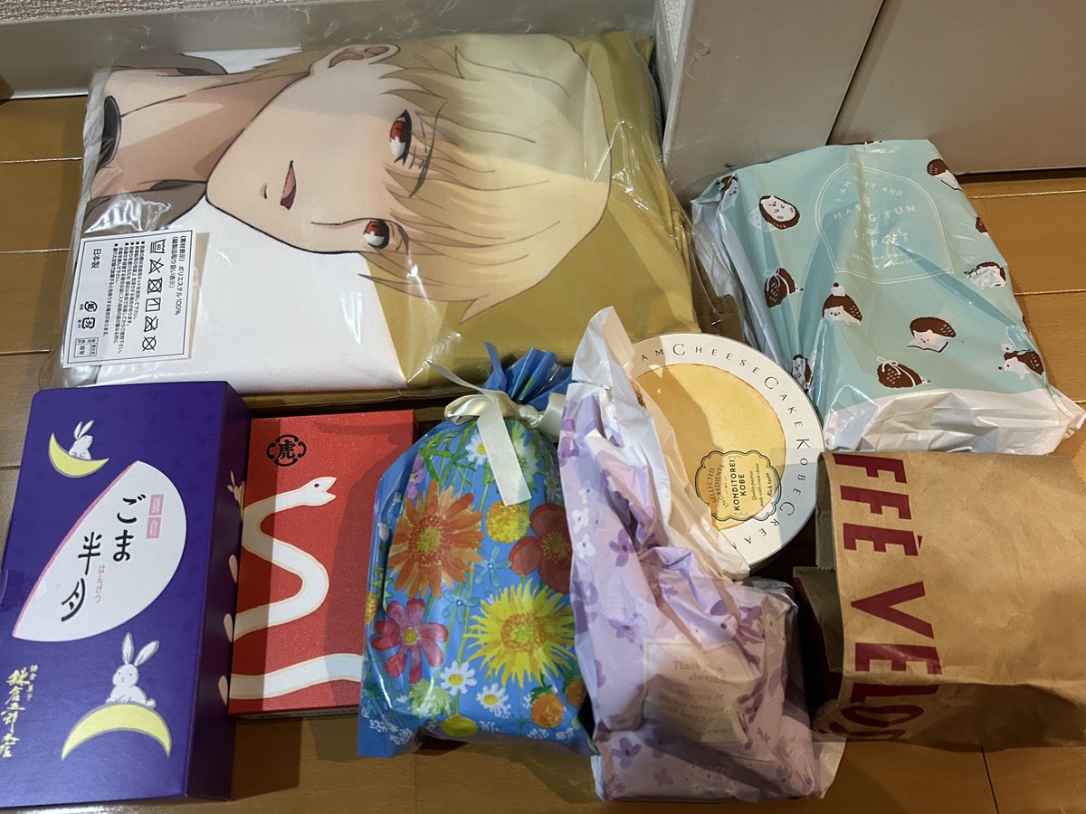 お礼を言うのが遅くなりましたが、寸前の表明だったのにも関わらず冬コミに来てくださった皆様ありがとうございました。差し入れもありがとうございました。大切に頂かせていただきます。あとこの王様のタオル知らないものだったのでめちゃくちゃビビりました。こんなの出てたんだ…